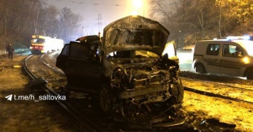 В Харькове на трамвайных рельсах сгорела Toyota