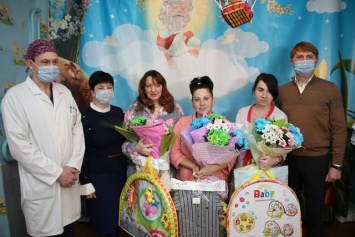 Мэр Мирнограда поздравил родителей первых новорожденных малышей в 2021 году