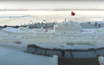 В Китае из снега слепили 50-метровый авианосец