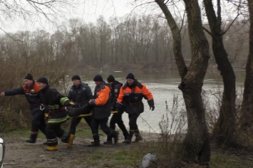 В Чернигове женщина упала с моста в реку (фото)
