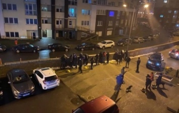 В Минске силовики задерживали людей в дворах (видео)