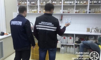 Во Львове задержали мужчину, которого подозревают в изготовлении и сбыте фальсифицированных антисептиков