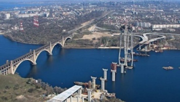 В Запорожье для строительства мостов прибыл самый мощный в Европе плавучий кран