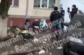 ЧП в Киеве: женщина выбросила 3-летнего ребенка из окна 8 этажа. ВИДЕО
