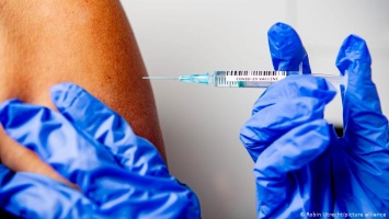 Что нужно знать о риске и побочных эффектах прививки от коронавируса
