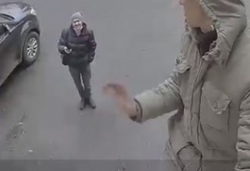 В Киеве придумали необычный способ борьбы с "мокрыми" хулиганами - в панике убегают: видео