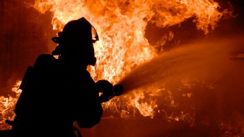 В Никополе на улице Шевченко сгорела 2-комнатная квартира из-за фейерверка: семье нужна помощь