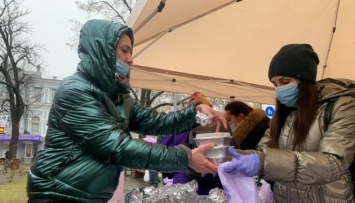 В Киеве раздали рождественские подарки бездомным и пожилым людям