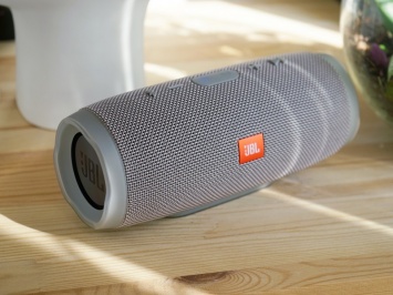 Harman показала портативную колонку-пауэрбанк JBL Charge 5 и мощный саундбар