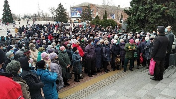 Жители Никополя вышли на митинг против повышения цен на электроэнергию, газ и воду