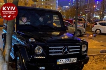 Больше мест нет: в Киеве за хамской парковкой заметили владельца элитного автомобиля, фото