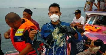 СМИ сообщают о взрывах на борту рухнувшего индонезийского Boeing 737