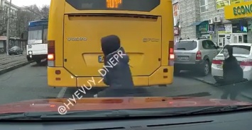 «На волоске от смерти»: в Днепре дети бросались под автобус (ВИДЕО)