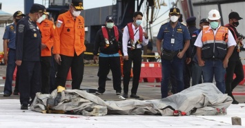В Индонезии обнаружили место крушения авиалайнера, там найдены части тел