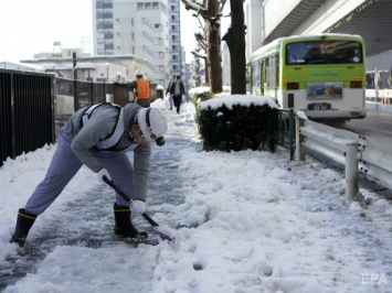 В Японии из-за снегопада в пробках застряли более тысячи автомобилей