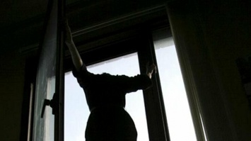 В Харькове женщина выпала из окна "многоэтажки" на глазах у детей