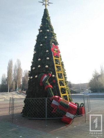 В Кривом Роге вандалы изуродовали новогоднюю елку
