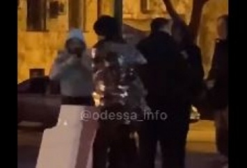 В Одессе вора привязали к столбу прямо в центре города: видео