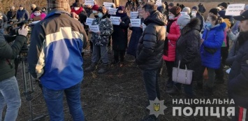 Жители Запорожской области вышли на митинг против работ в каолиновом карьере
