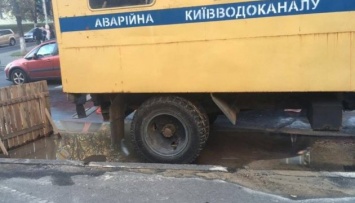 В Киеве из-за аварии на коллекторе провалилась дорога