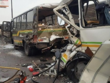 В России грузовик врезался в колонну военных автобусов, четверо погибших
