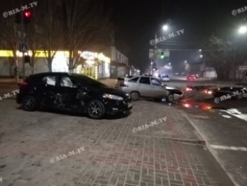 В Мелитополе кровавое ДТП - неуправляемое авто от удара вылетело на тротуар с пешеходами (фото, видео)