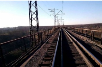 На Днепропетровщине мужчина хотел совершить самоубийство на железнодорожном мосту: подробности