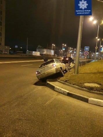 На улице Клочковской авто "Mazda" подрезало "Daewoo": машина въехала в забор, - ФОТО