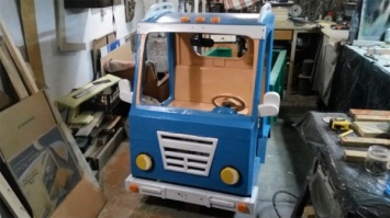 Автор "Кошкиного дома" смастерил грузовик для детской площадки