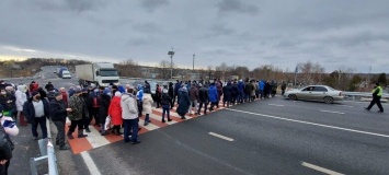 Жители Вольнянска перекрыли трассу и ждут губернатора, - ФОТО, ВИДЕО