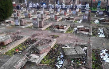 В Херсоне вандалы разгромили кладбище