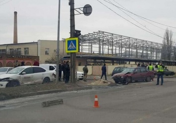Ребенок умер: в Новомосковске машина вылетела на тротуар, где стояли мама с 2-летней дочкой