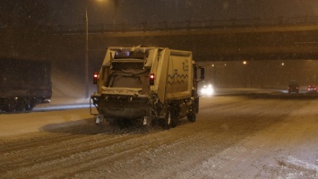 Днепр заметает снегом: обстановка на улицах города
