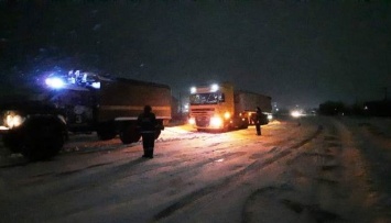 Из снежных заносов на Херсонщине вытащили 18 грузовиков