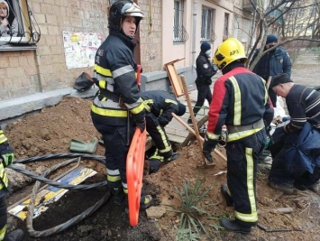 В Киеве произошел обвал почвы возле жилого дома, есть погибший, - ФОТО