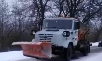 В Запорожье коммунальщик чуть не задавил мужчину снегоуборочной машиной