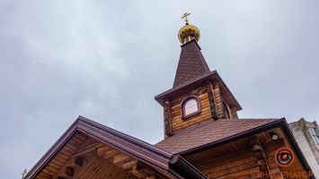 Казацкий храм в центре Днепра: пробитый пулей крест и икона на крышке ящика от патронов