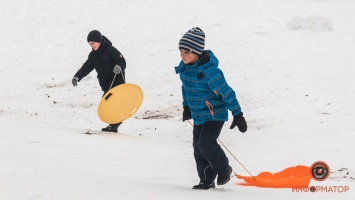 Снег «выгнал» на улицу десятки детей: зимнее настроение захватило весь Днепр