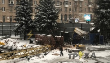 В центре Харькова упал строительный кран