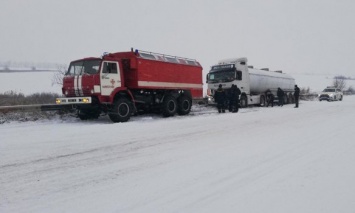 В нескольких областях Украины из-за непогоды на трассах застряли десятки водителей