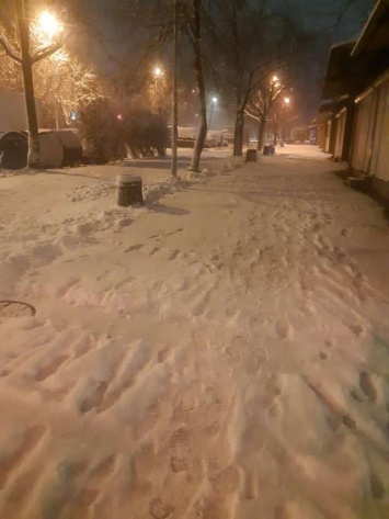 Неожиданный снег заблокировал украинские города и автомобили (видео)