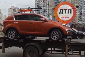 В Киеве эвакуатор забрал автомобиль с ребенком в салоне: видео