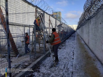 Забор за миллион: в харьковской колонии обновили "колючку"