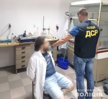 Львовские полицейские завершили следствие по делу наркодельцов, изготавливавших метадон в лаборатории университета