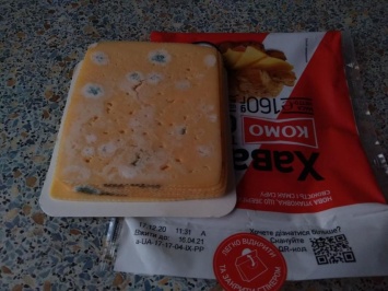 Подорожал прямо в упаковке: житель Днепропетровщины купил в АТБ акционный сыр весь в плесени