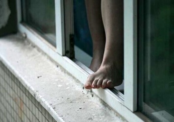 Хотела покончить жизнь самоубийством: в Запорожье женщины выпрыгнула из окна