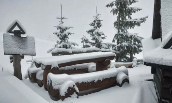 В Карпатах выпало около 15 см снега. Туристам советуют воздержаться от похода в горы