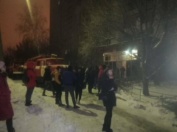 На Салтовке загорелось студенческое общежитие: из здания эвакуировали 45 человек, - ФОТО