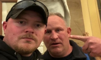 В США предъявили обвинение двум мужчинам, сделавшим селфи во время штурма Капитолия