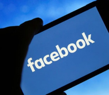 Facebook пытается снизить ущерб, обвиняя критиков в следовании "теориям конспирации"